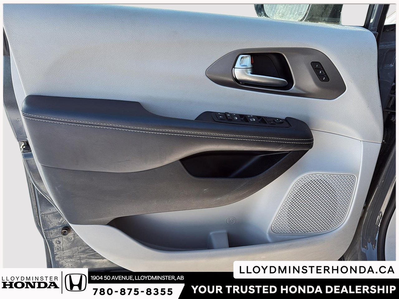 2023 Chrysler Pacifica Touring-L-15