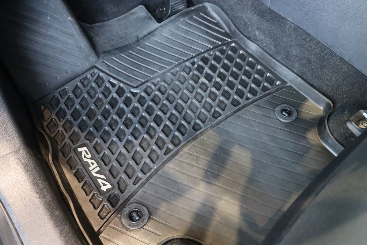 Toyota RAV4 Hybrid SE 2022-28