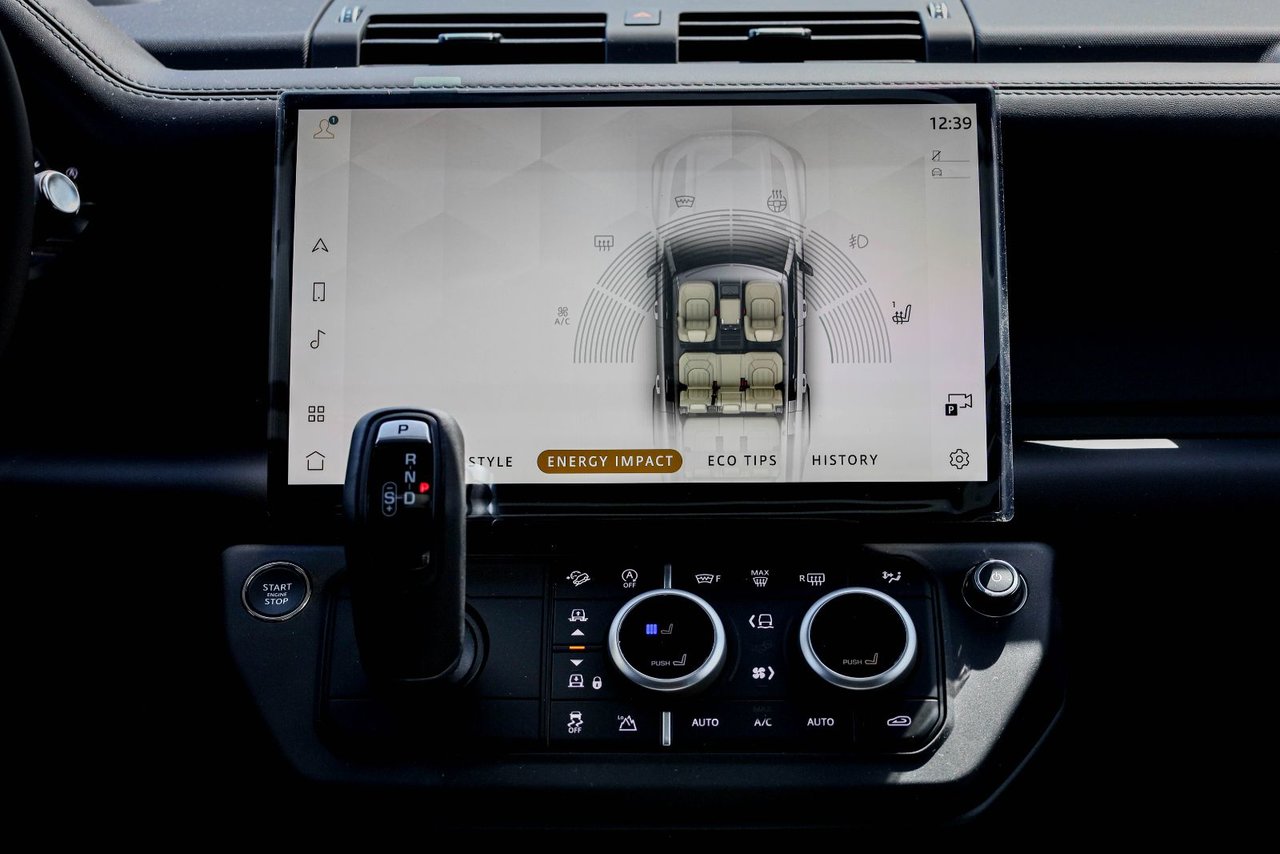 2026 Land Rover Defender 130 X-Dynamic SE-16
