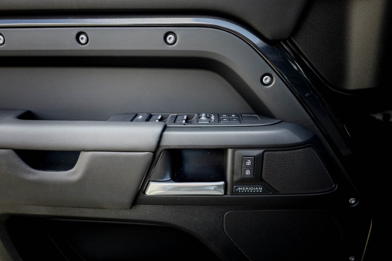 2026 Land Rover Defender 130 X-Dynamic SE-12