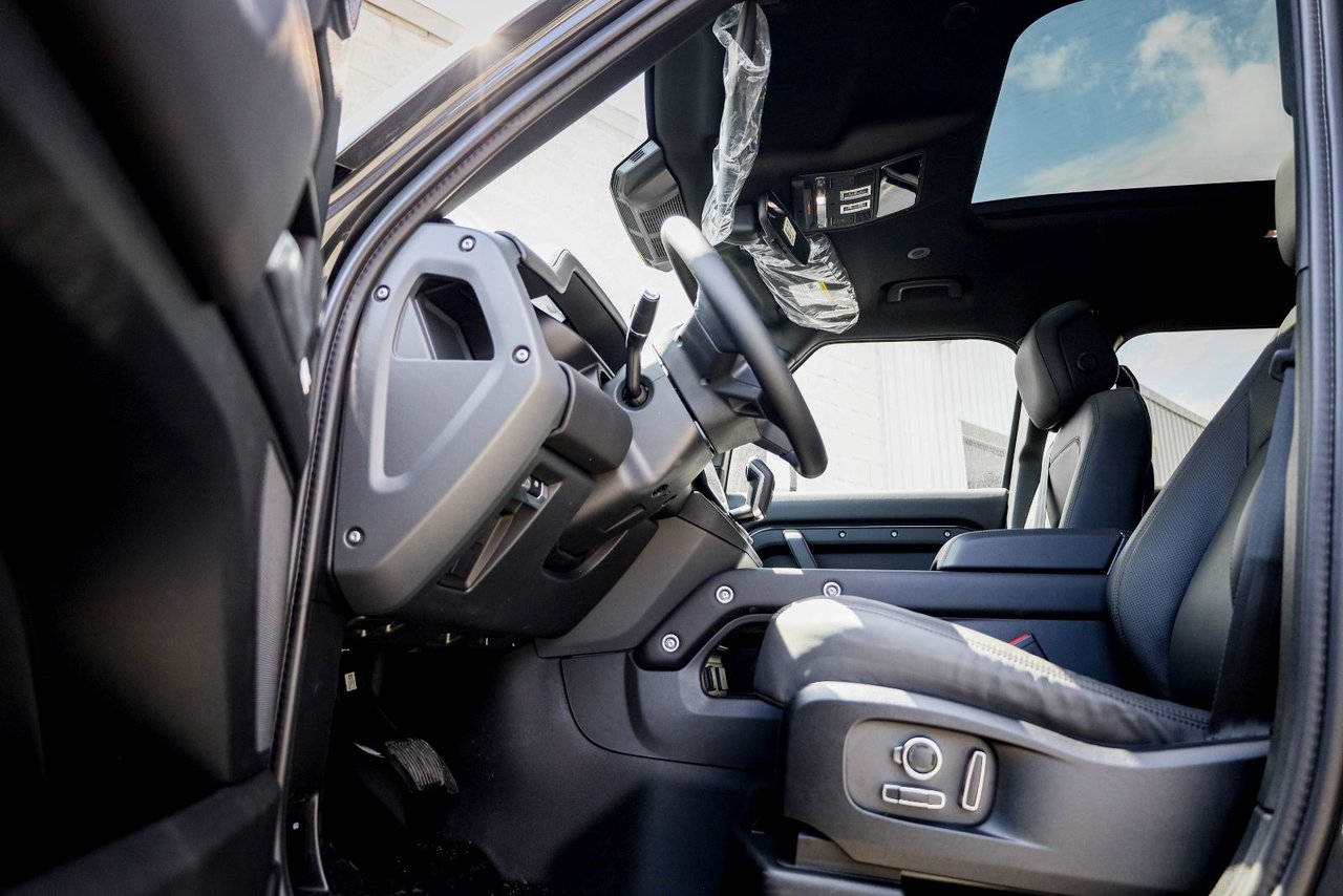 2026 Land Rover Defender 130 X-Dynamic SE-11