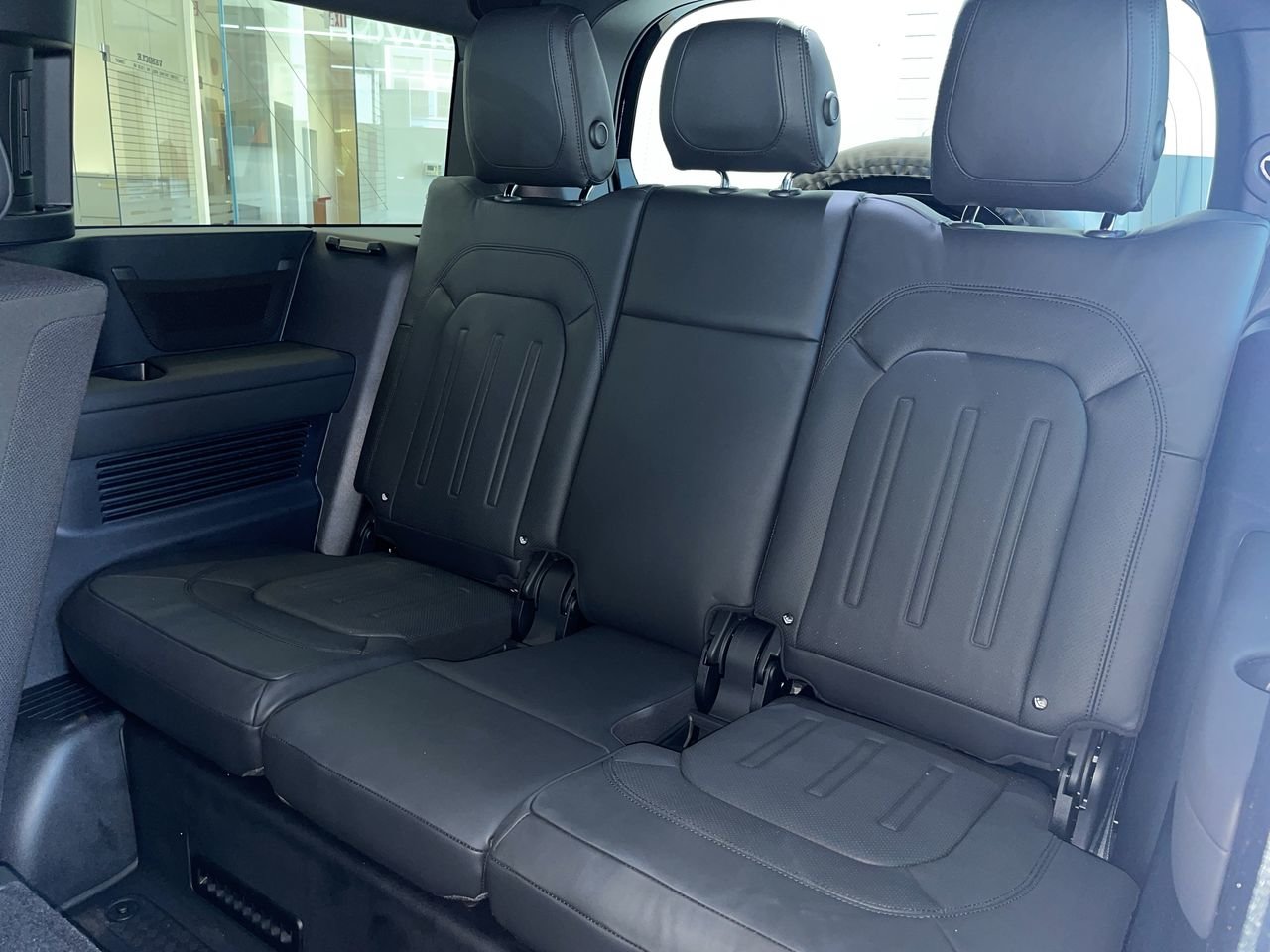 New 2023 Santorini Black Metallic Land Rover X image 32