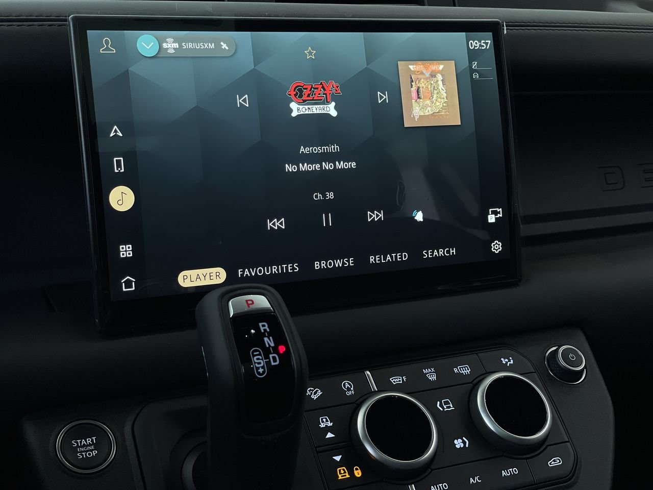 New 2023 Carpathian Grey Premium Metalic Land Rover X image 24