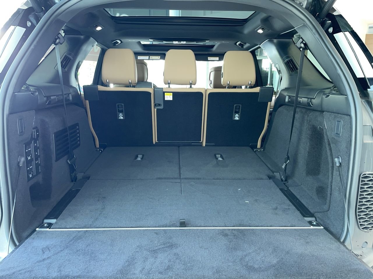New 2023 Carpathian Grey Premium Metallic Land Rover R-DYNAMIC HSE image 33