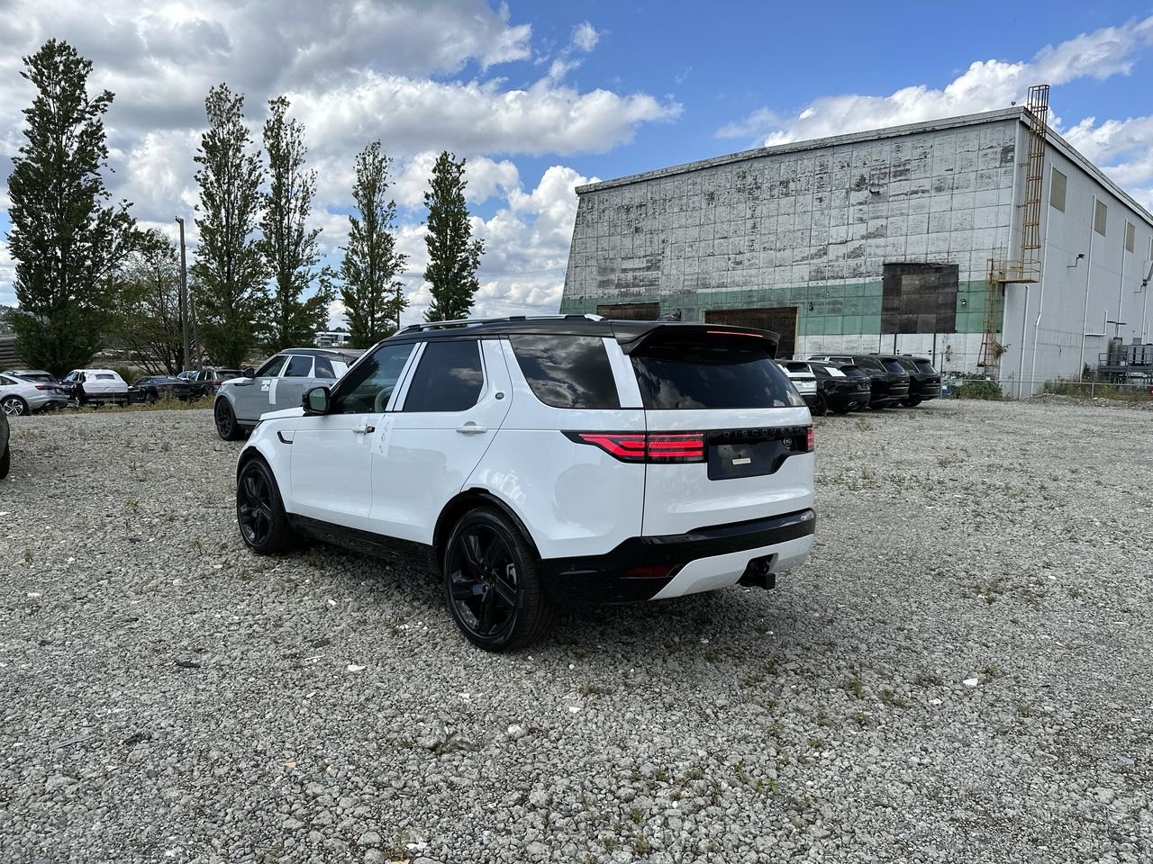 New 2023 Fuji White Solid Land Rover R-DYNAMIC S image 6