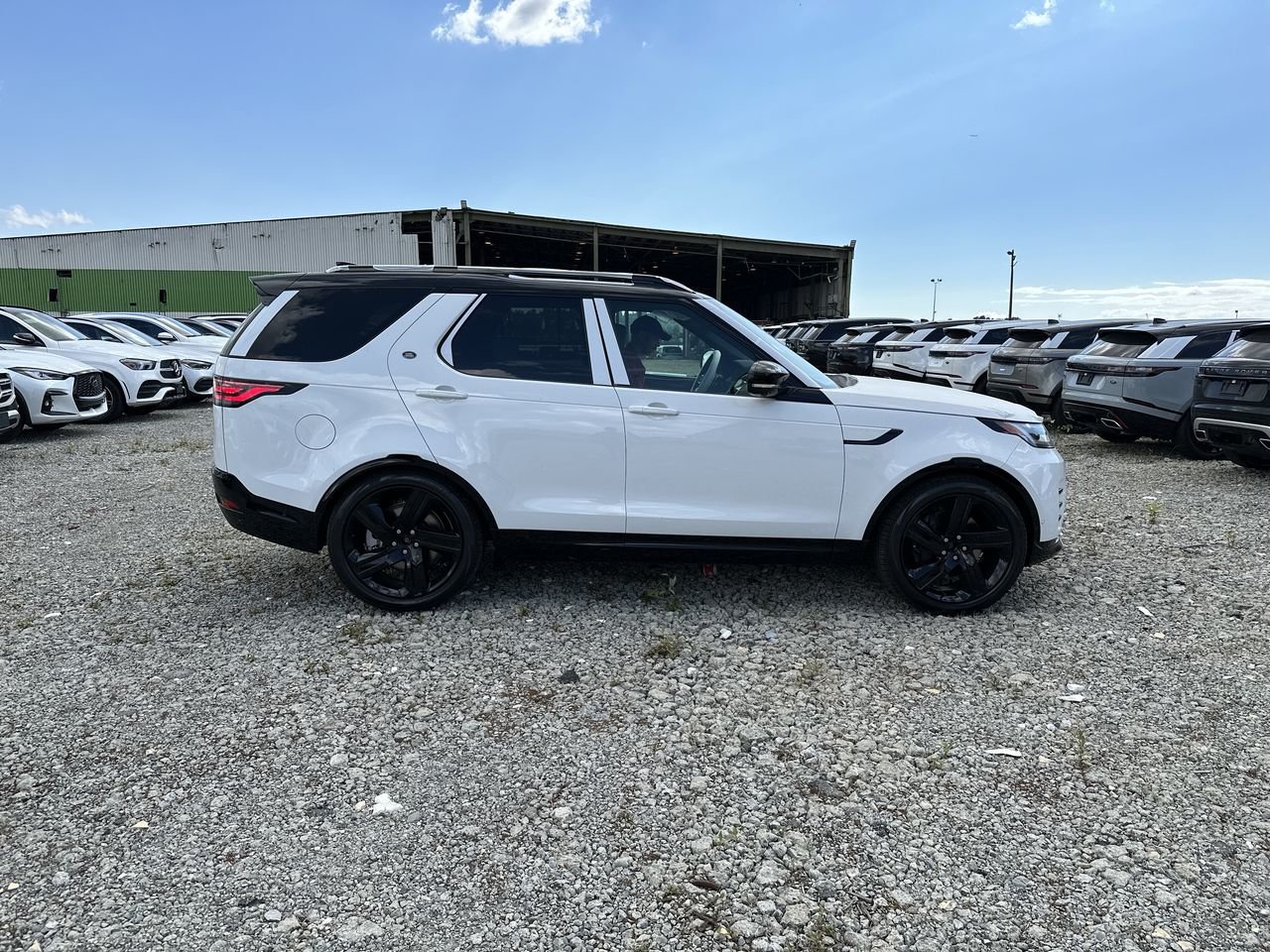 New 2023 Fuji White Solid Land Rover R-DYNAMIC S image 9
