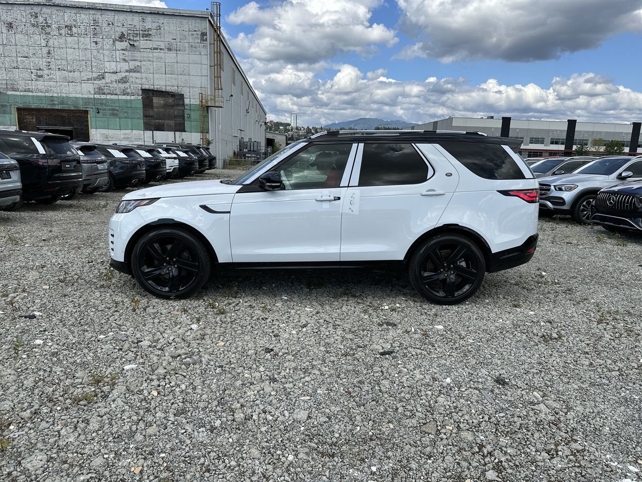 New 2023 Fuji White Solid Land Rover R-DYNAMIC S image 5