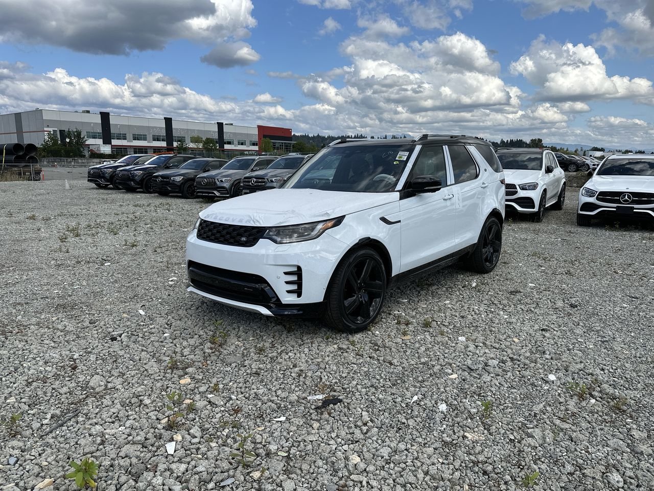 New 2023 Fuji White Solid Land Rover R-DYNAMIC S image 4