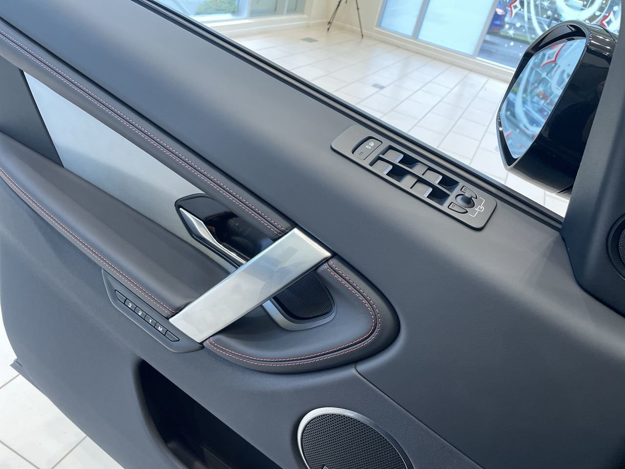 Used 2023 Santorini Black Met Land Rover 247hp R-Dynamic HSE image 21