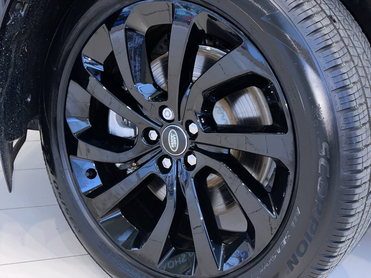Used 2023 Santorini Black Met Land Rover 247hp R-Dynamic HSE image 18