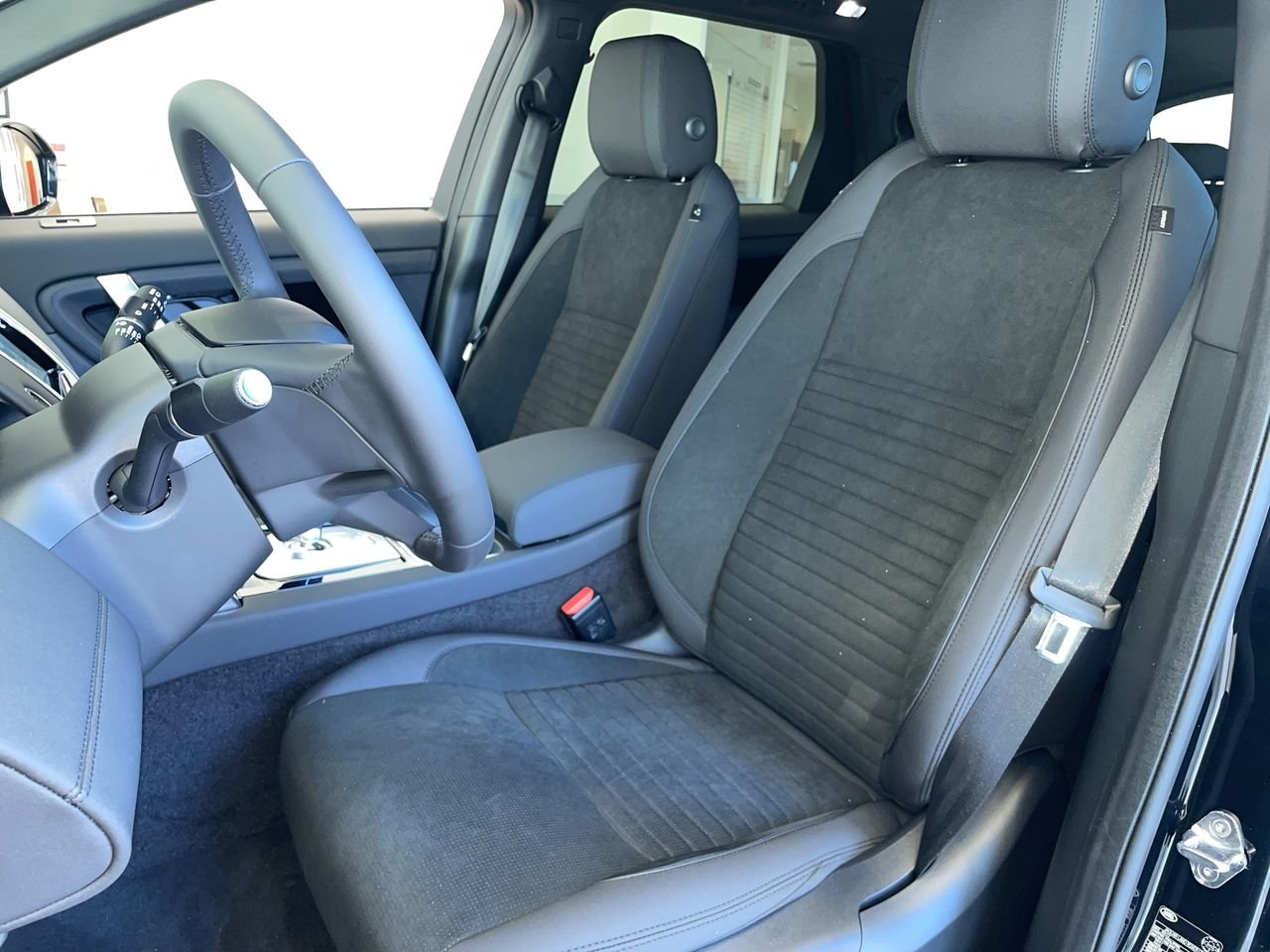 Used 2023 Santorini Black Met Land Rover 247hp SE image 19