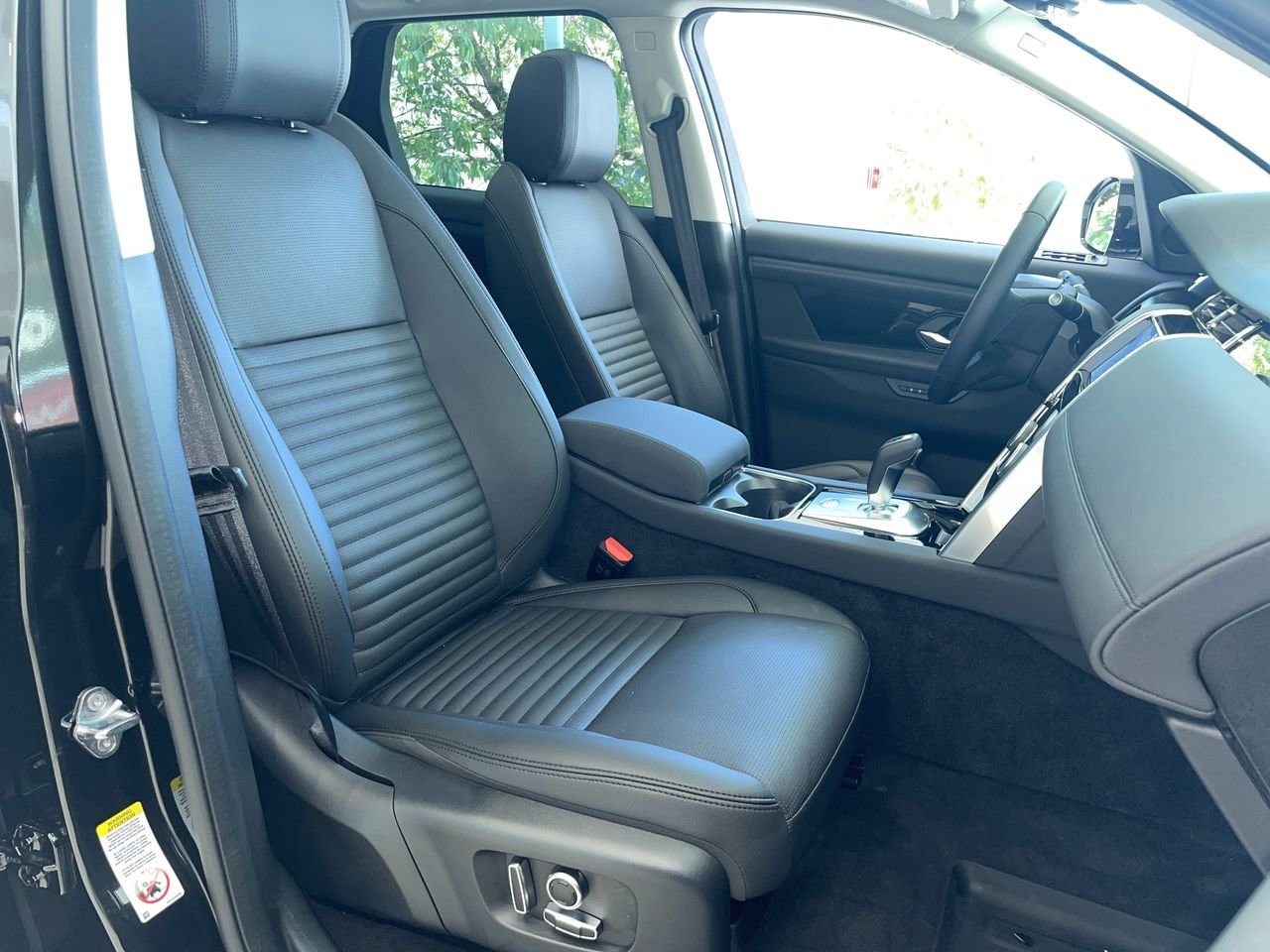 Used 2023 Santorini Black Met Land Rover 247hp SE image 33