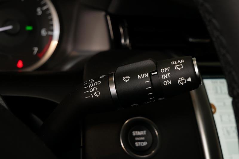 Used 2023 Fuji White (Solid) Land Rover 247hp SE image 19