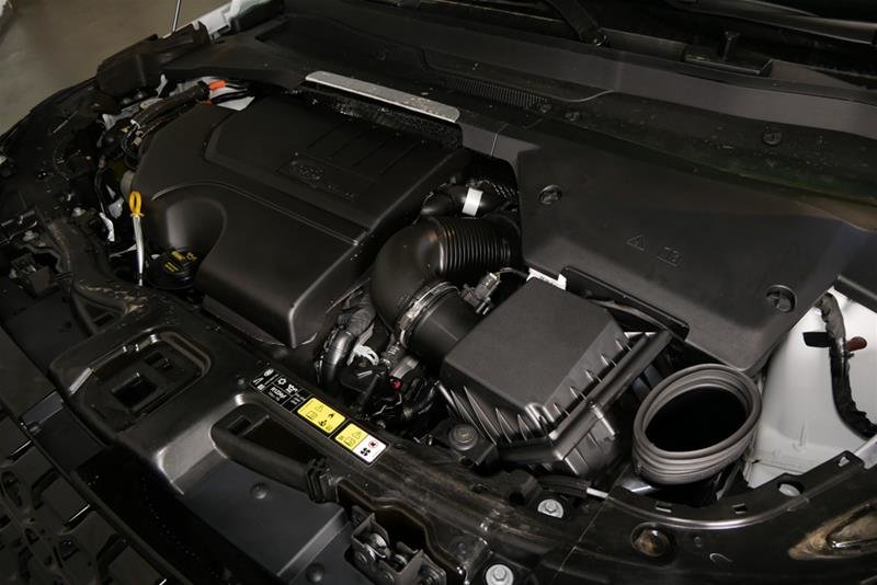 Used 2023 Fuji White (Solid) Land Rover 247hp SE image 9