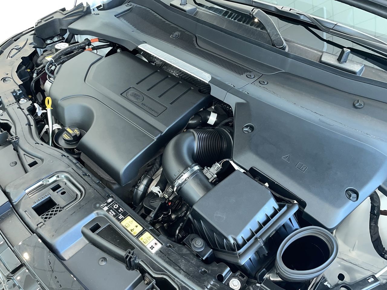 Used 2023 Fuji White (Solid) Land Rover R-Dynamic SE (2) image 34