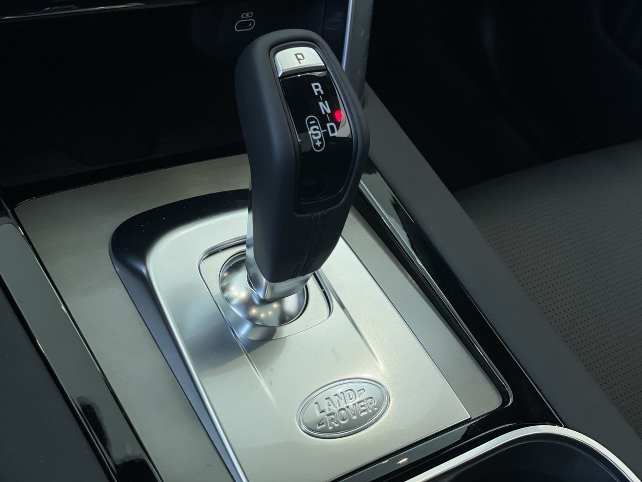 Used 2023 Fuji White (Solid) Land Rover R-Dynamic SE (2) image 28