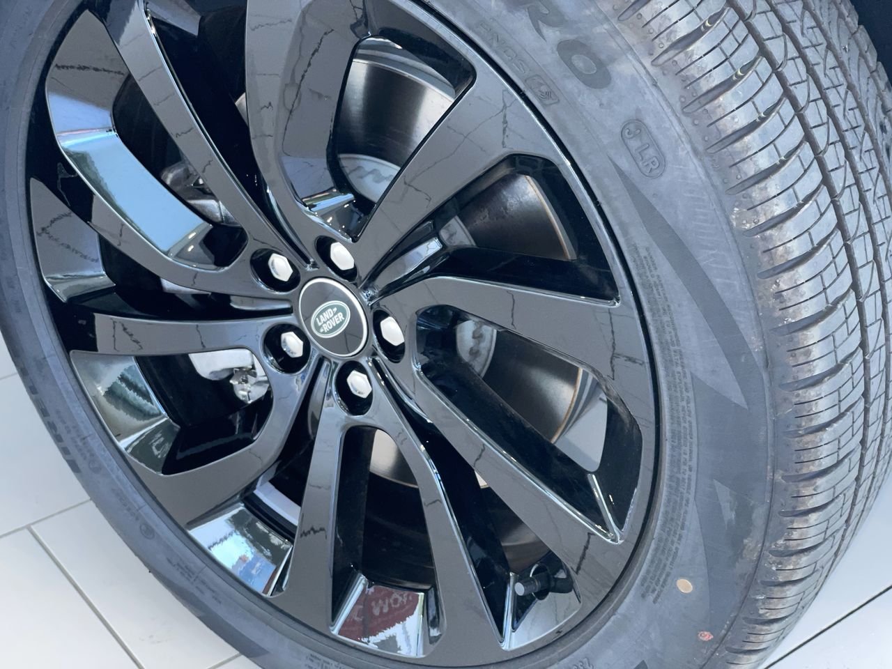 Used 2023 Fuji White (Solid) Land Rover R-Dynamic SE (2) image 18