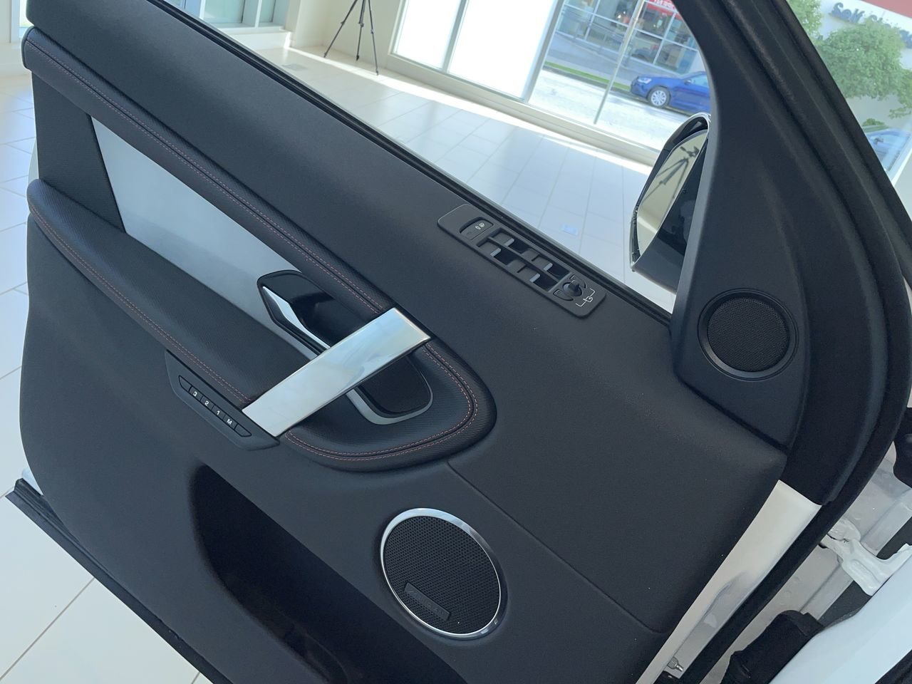 Used 2023 Fuji White (Solid) Land Rover R-Dynamic SE (2) image 21