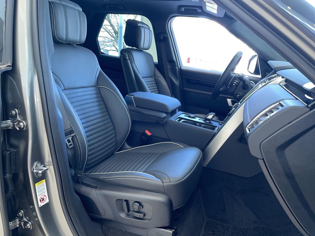 Used 2023 Silicon Silver Premium Met Land Rover P360 R-Dynamic HSE (2) image 33
