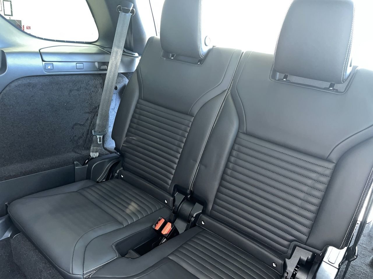 Used 2023 Yulong White Met Land Rover P360 R-Dynamic HSE image 32