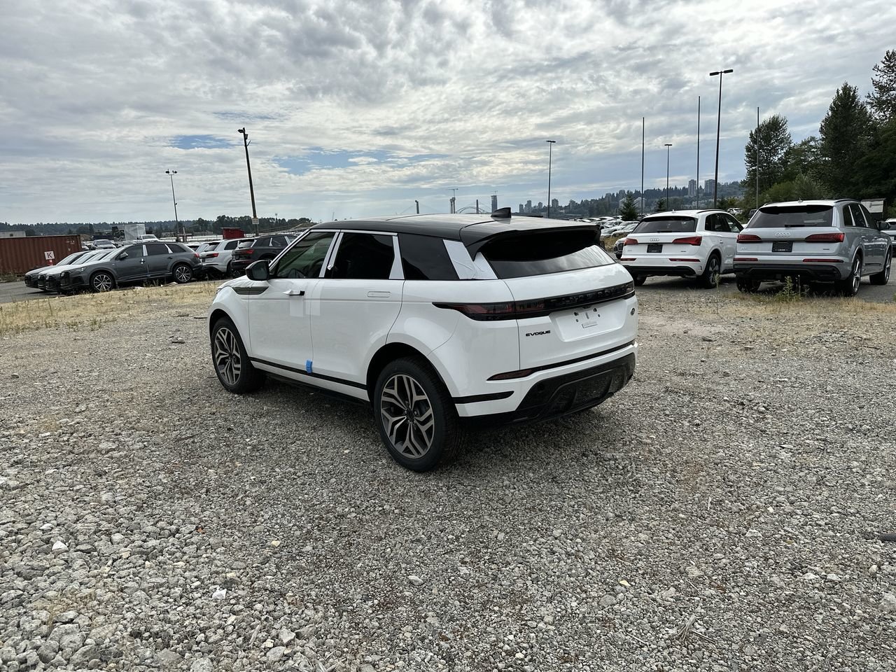 New 2023 Fuji White Land Rover R-DYNAMIC SE image 6