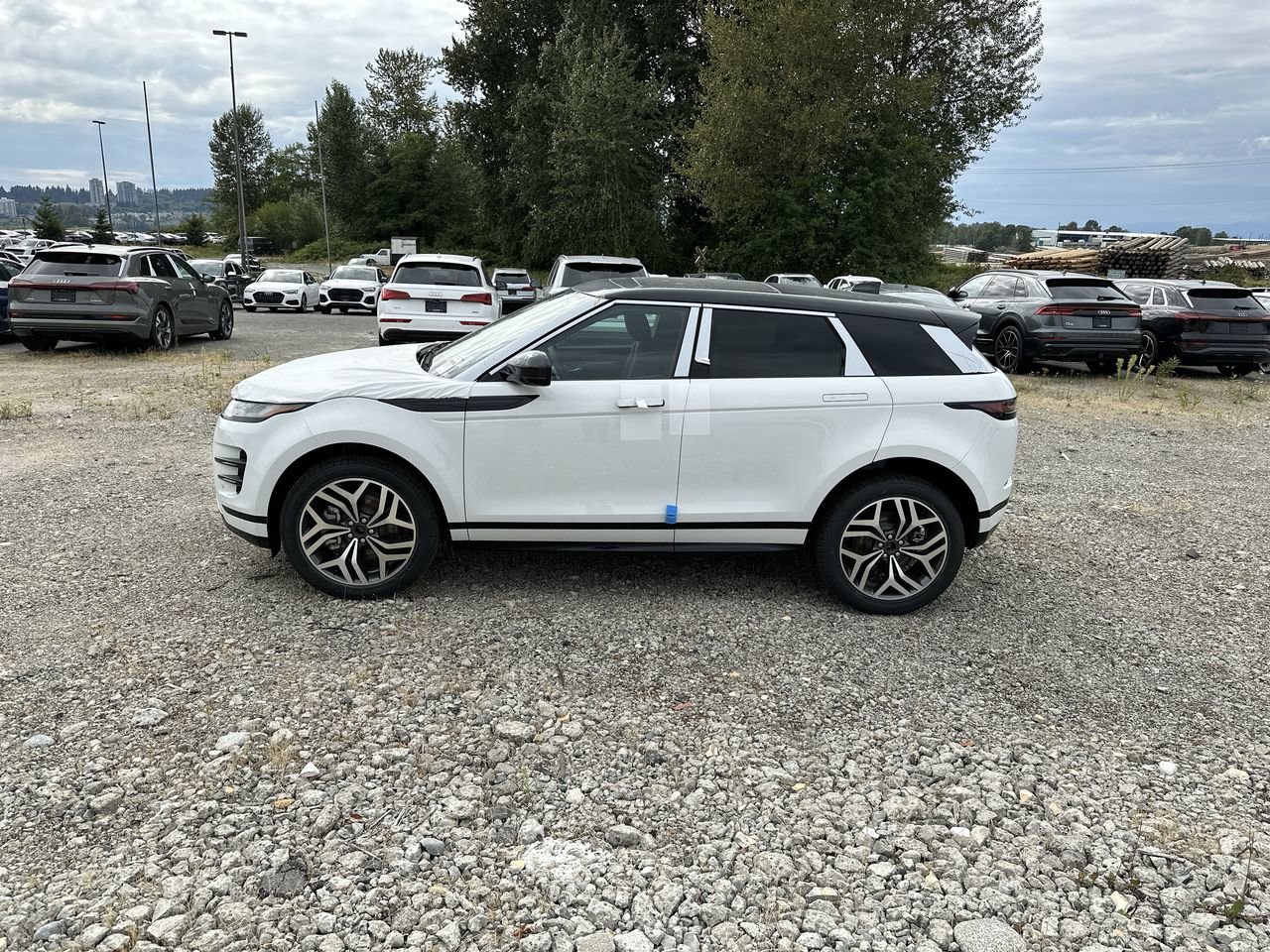 New 2023 Fuji White Land Rover R-DYNAMIC SE image 5