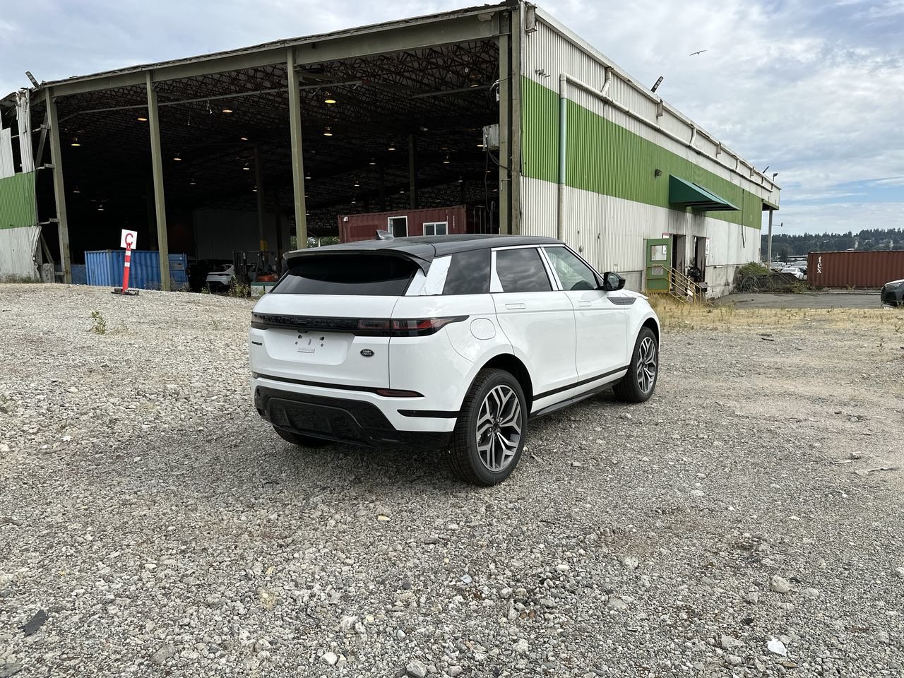 New 2023 Fuji White Land Rover R-DYNAMIC SE image 8