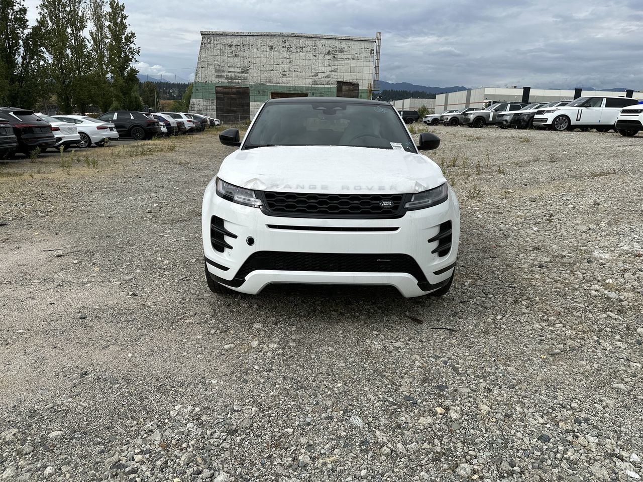 New 2023 Fuji White Land Rover R-DYNAMIC SE image 3