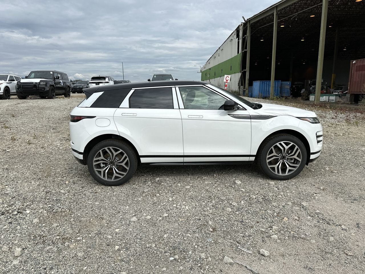 New 2023 Fuji White Land Rover R-DYNAMIC SE image 9