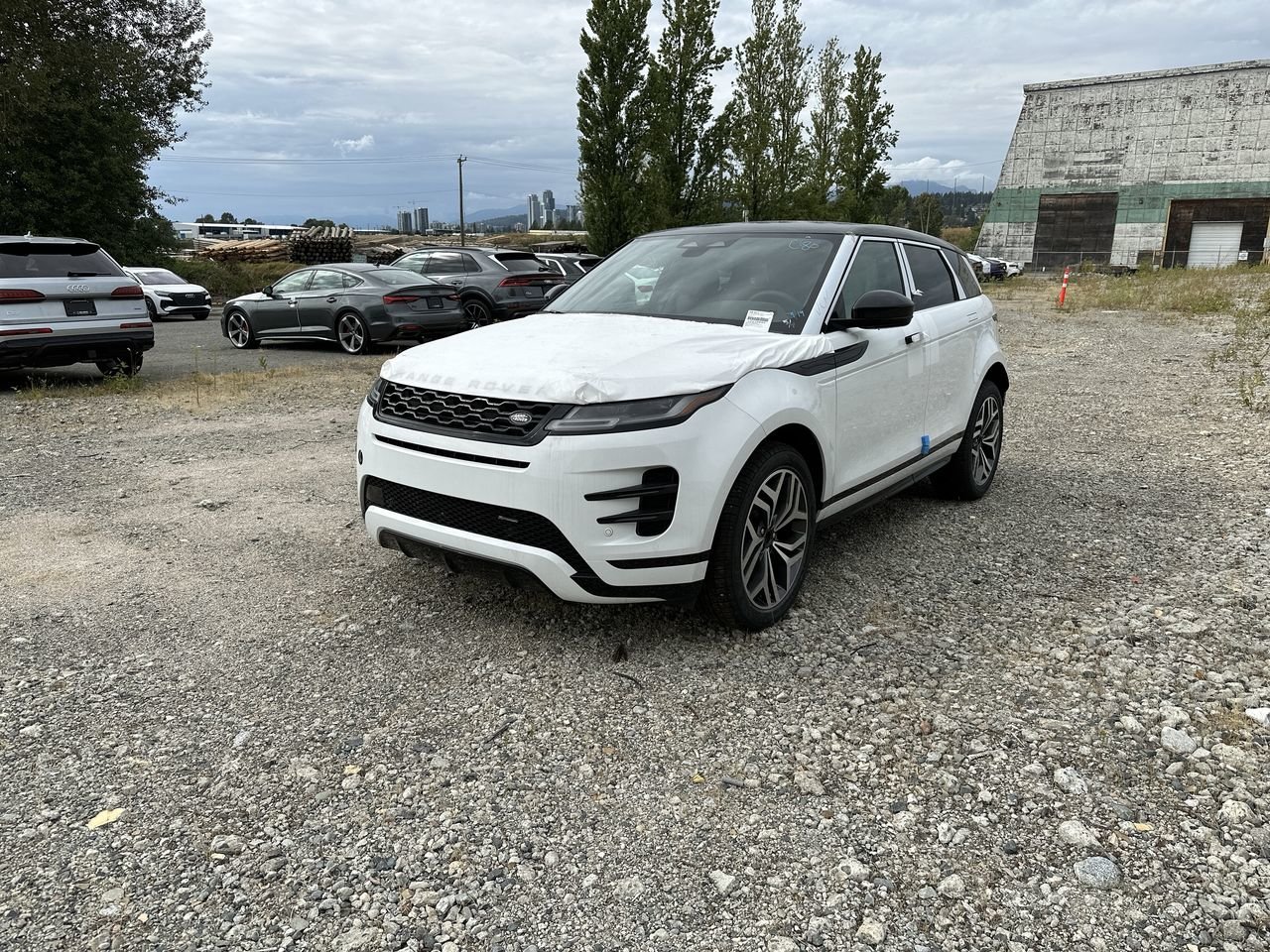 New 2023 Fuji White Land Rover R-DYNAMIC SE image 4