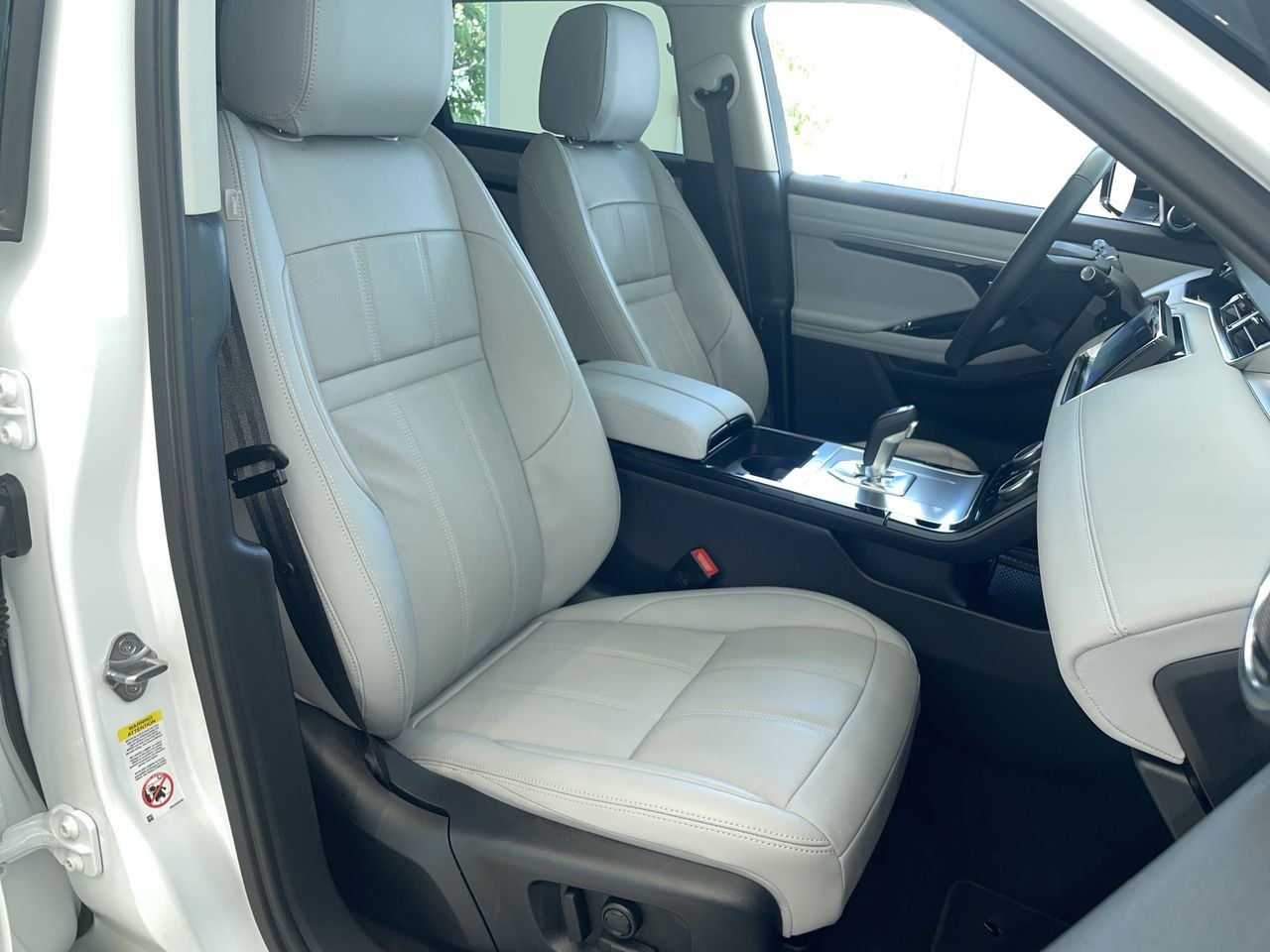 Used 2023 Fuji White (Solid) Land Rover P250 SE image 33