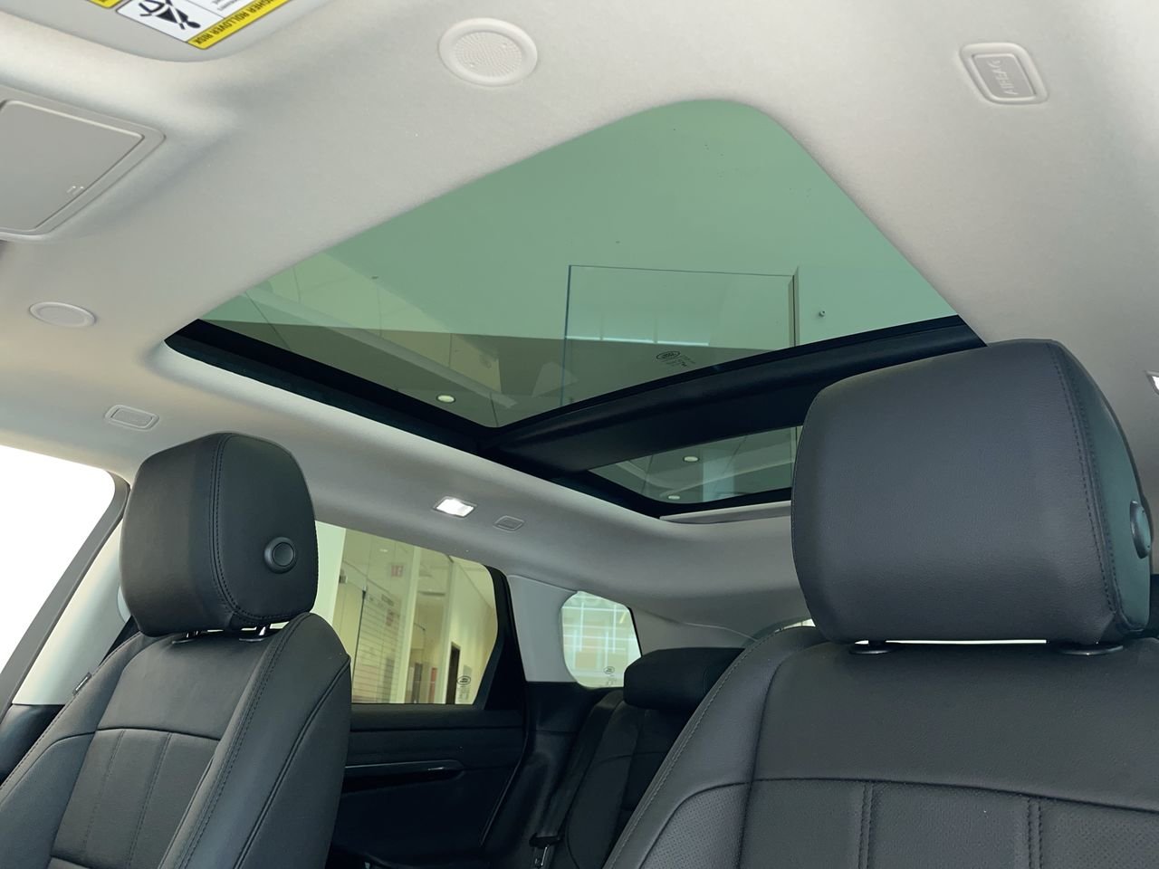 Used 2023 Eiger Grey Met Land Rover P250 SE image 30