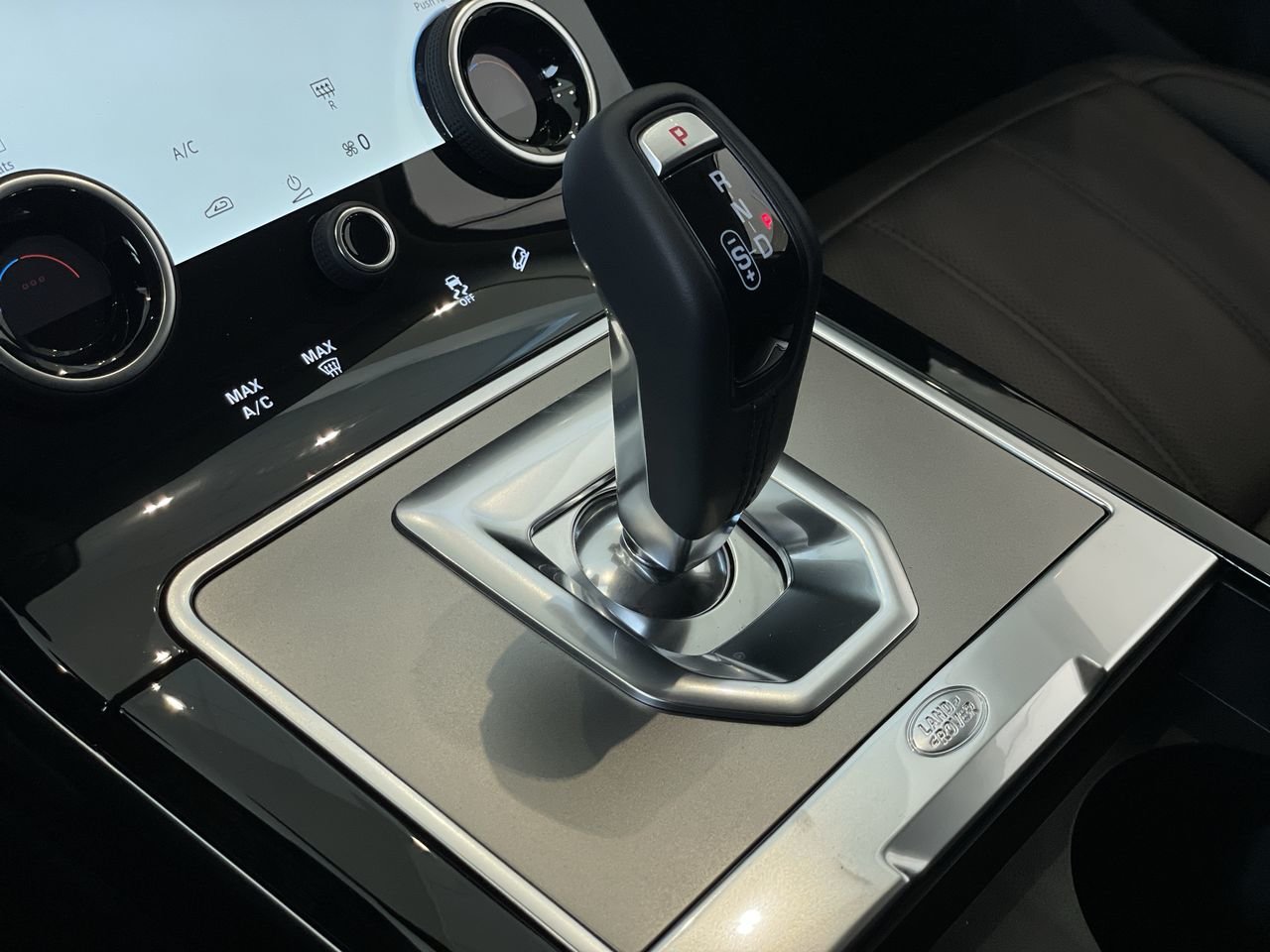 Used 2023 Eiger Grey Met Land Rover P250 SE image 28