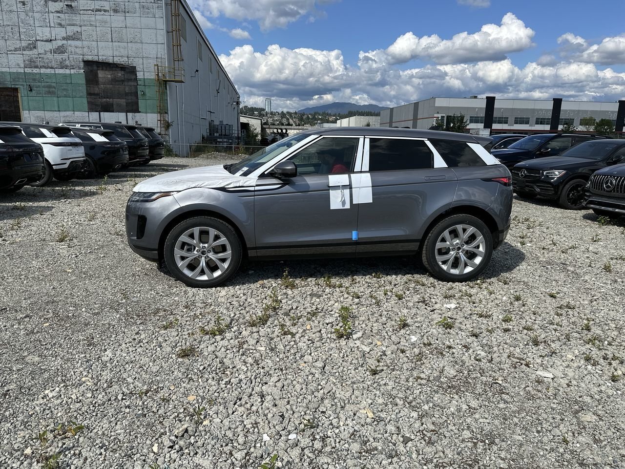 Used 2023 Eiger Grey Met Land Rover P250 SE image 5