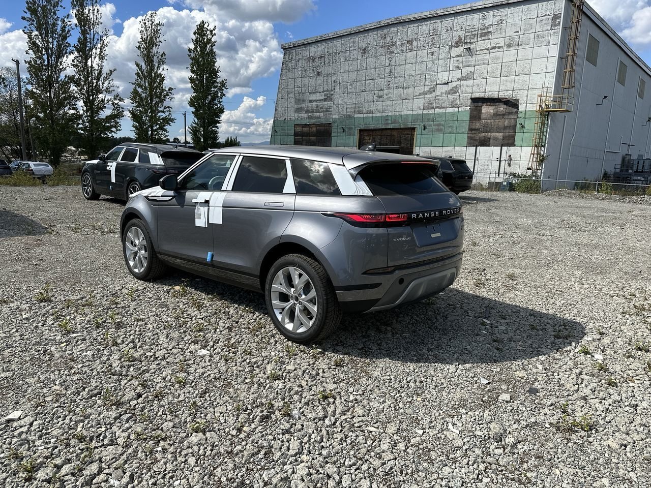 Used 2023 Eiger Grey Met Land Rover P250 SE image 6