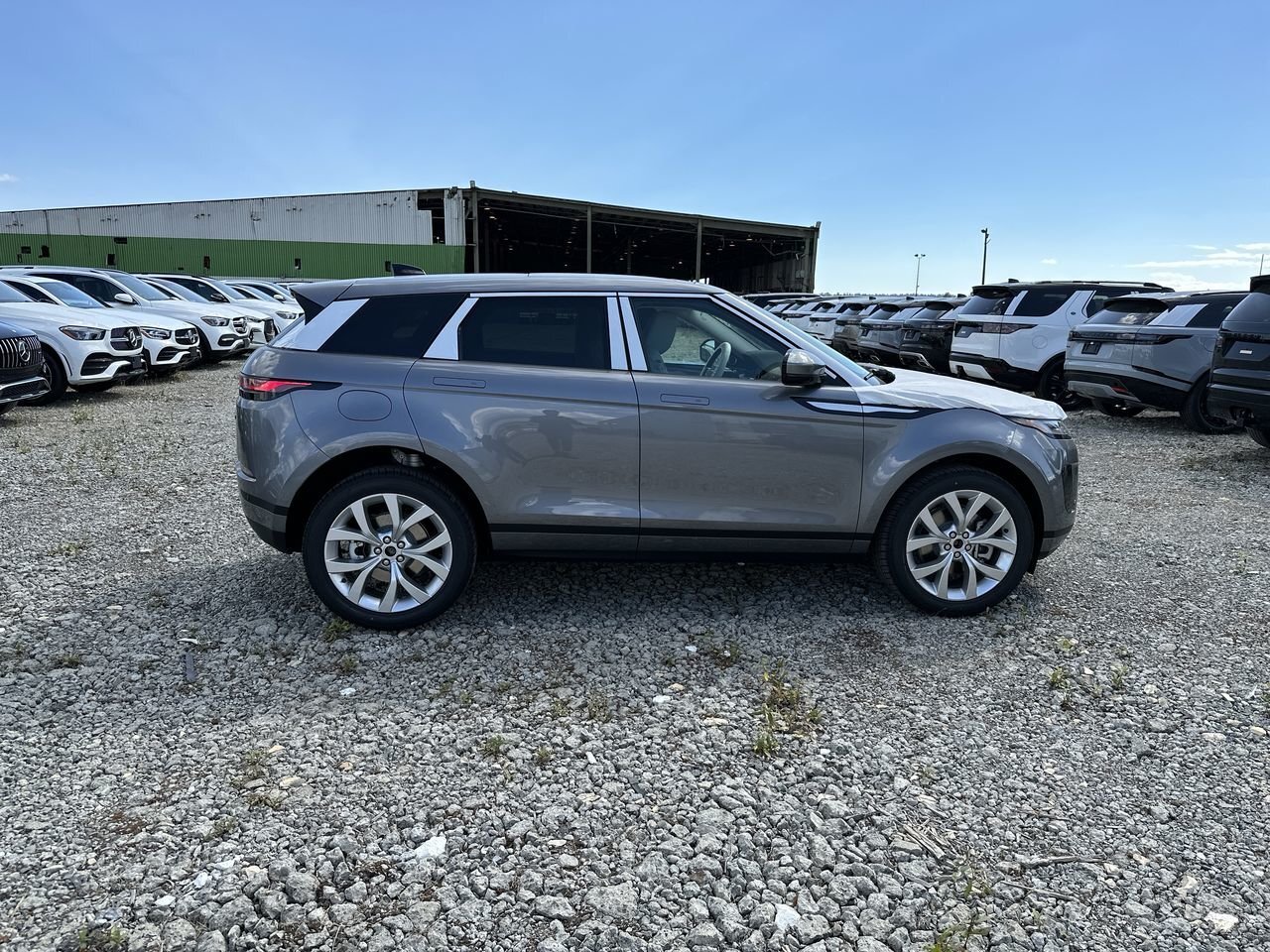 Used 2023 Eiger Grey Met Land Rover P250 SE image 9