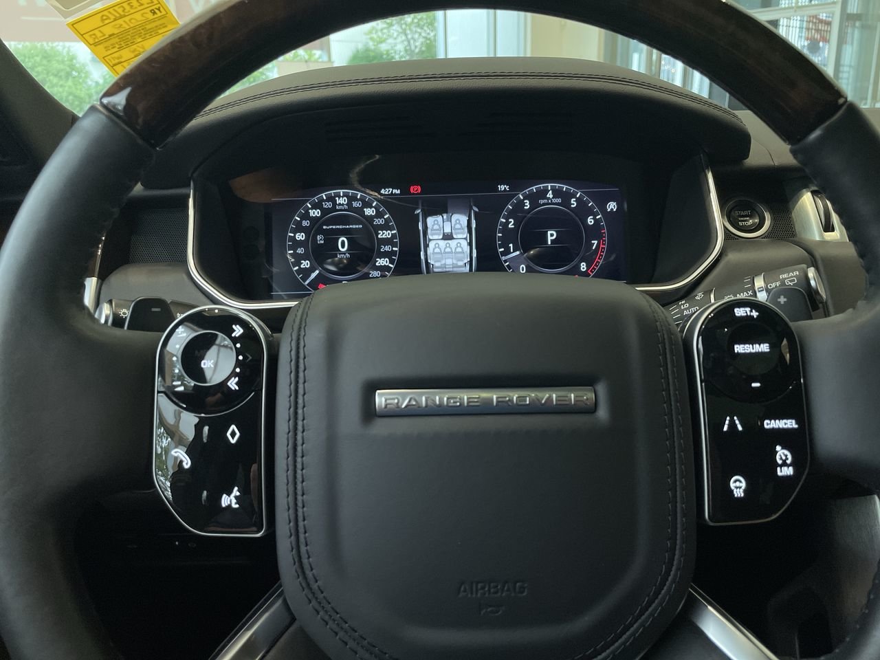 Used 2018 Fuji White Land Rover V8 Supercharged SWB image 22