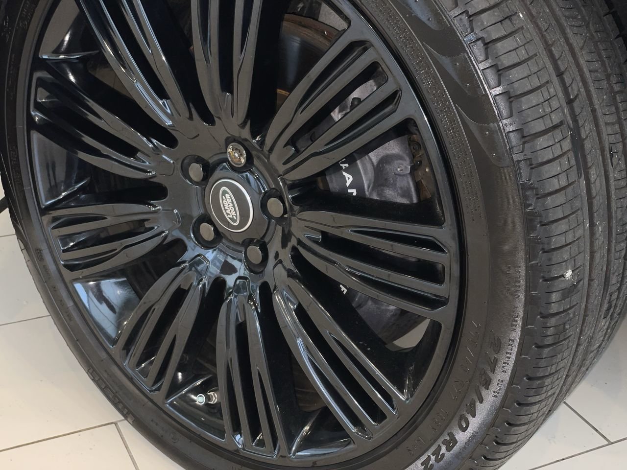 Used 2018 Fuji White Land Rover V8 Supercharged SWB image 18