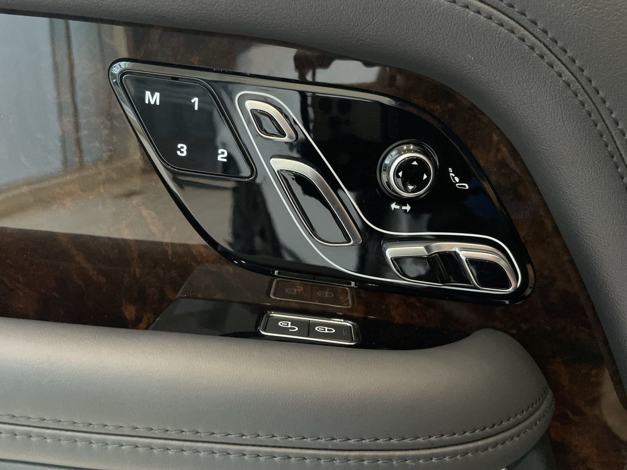 Used 2018 Fuji White Land Rover V8 Supercharged SWB image 20