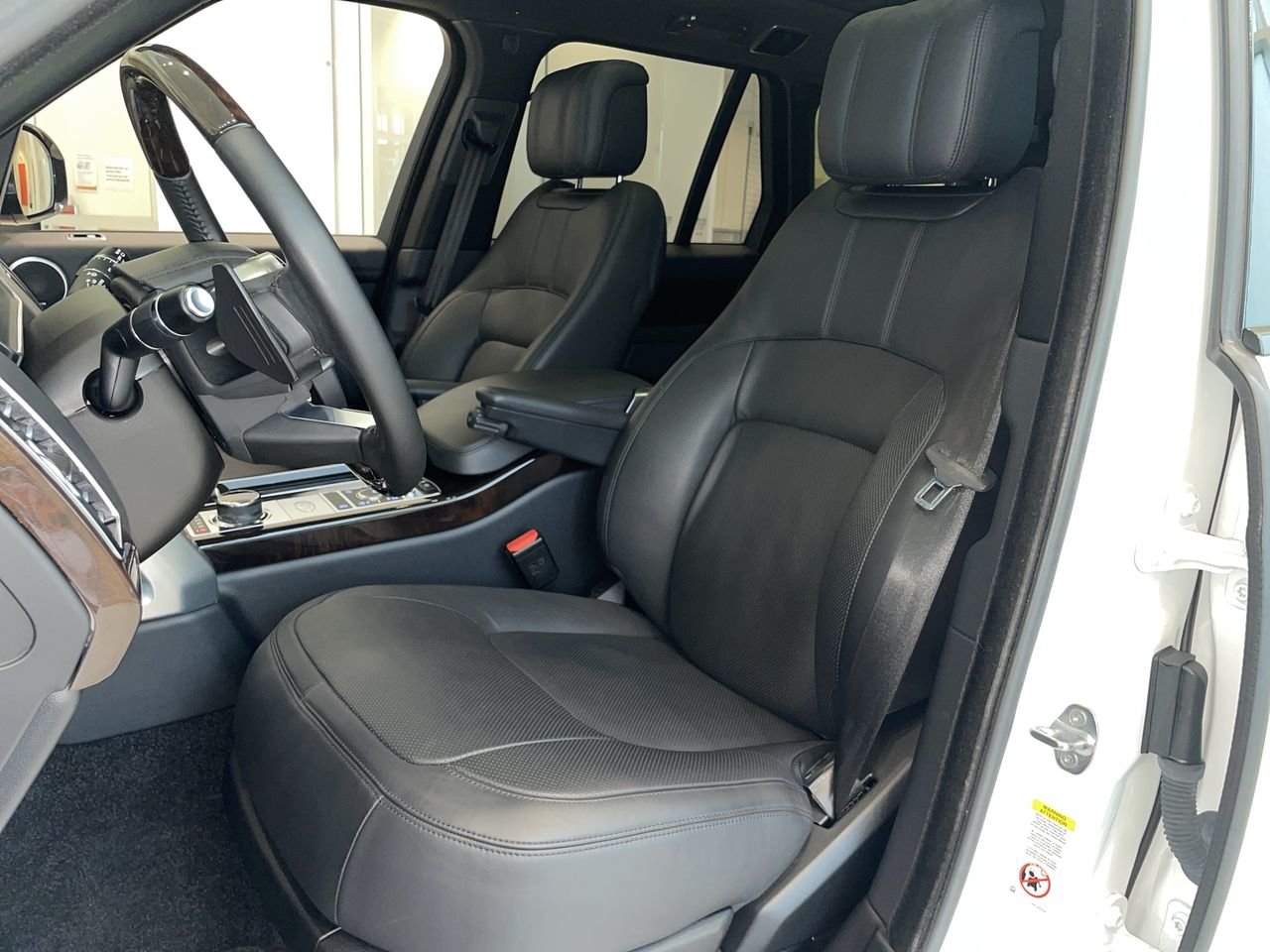 Used 2018 Fuji White Land Rover V8 Supercharged SWB image 19