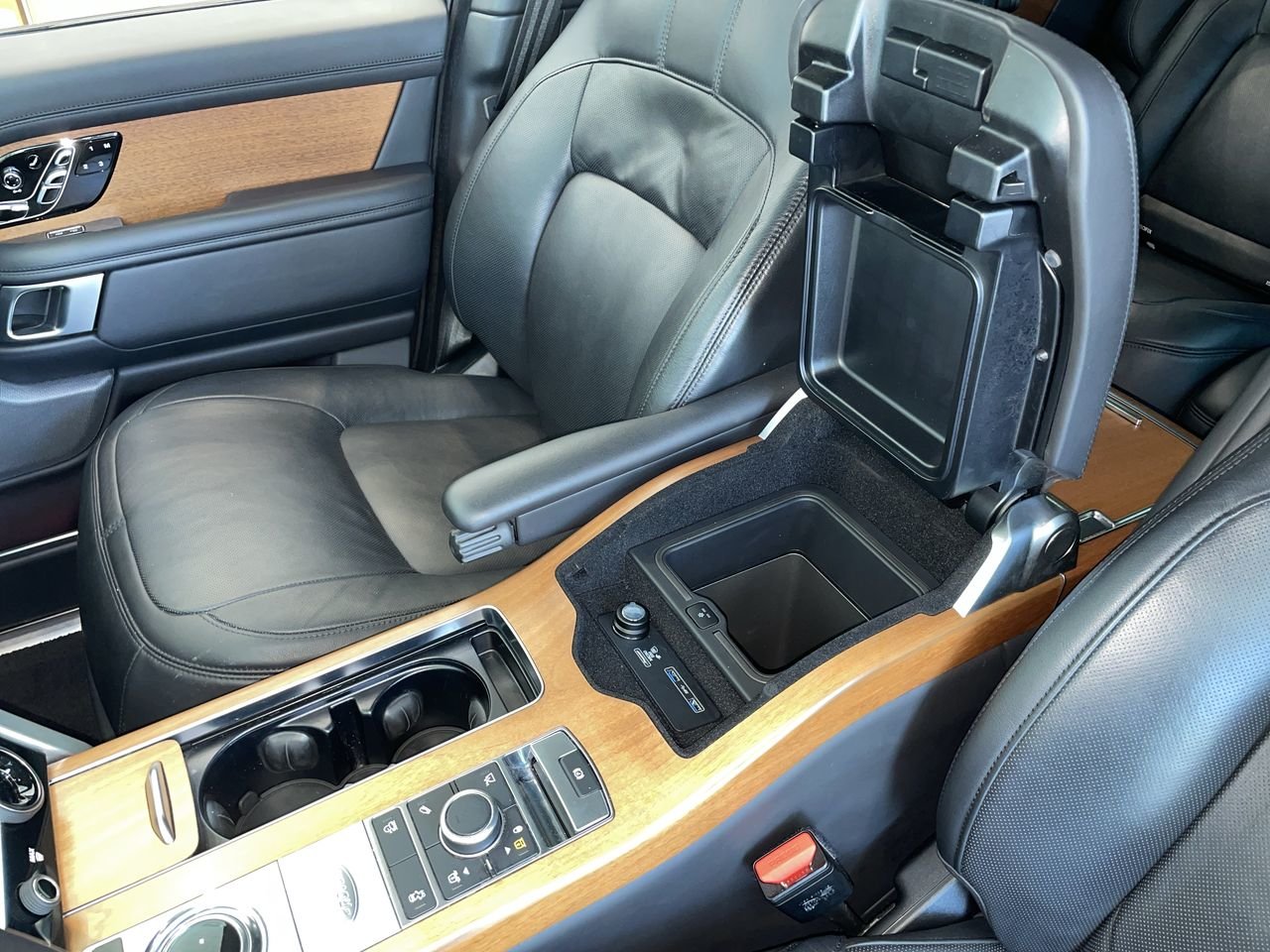 Used 2021 Yulong White Met Land Rover 5.0L V8 Supercharged P525 Autobiography LWB image 29