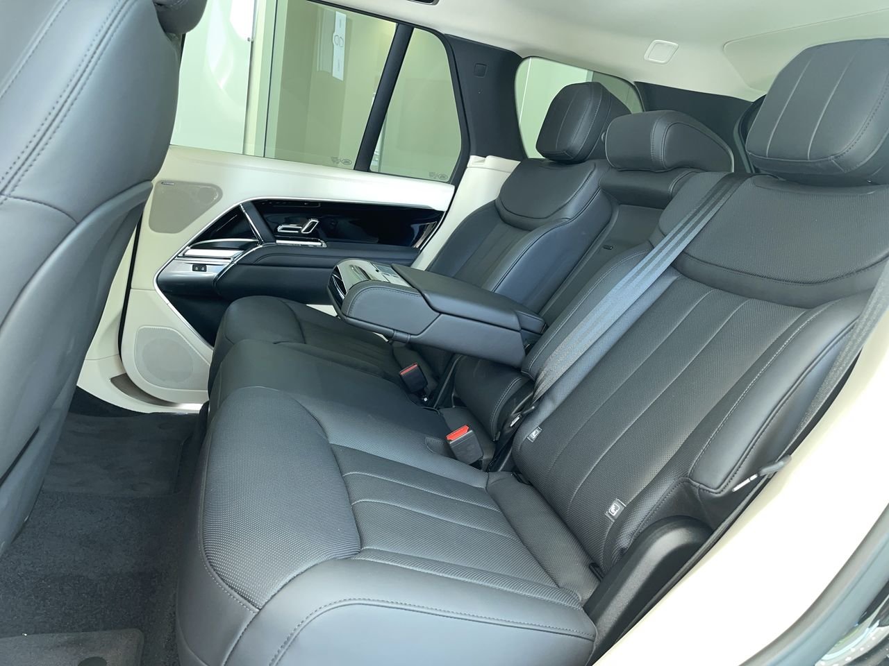New 2023 Santorini Black Metallic Land Rover SE SWB image 31