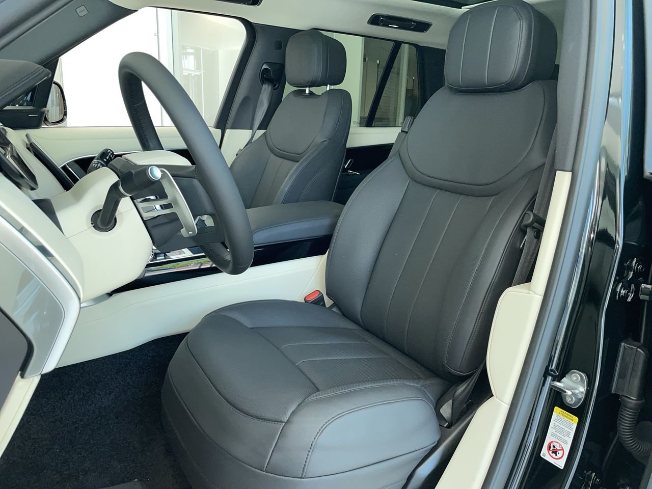 New 2023 Santorini Black Metallic Land Rover SE SWB image 19