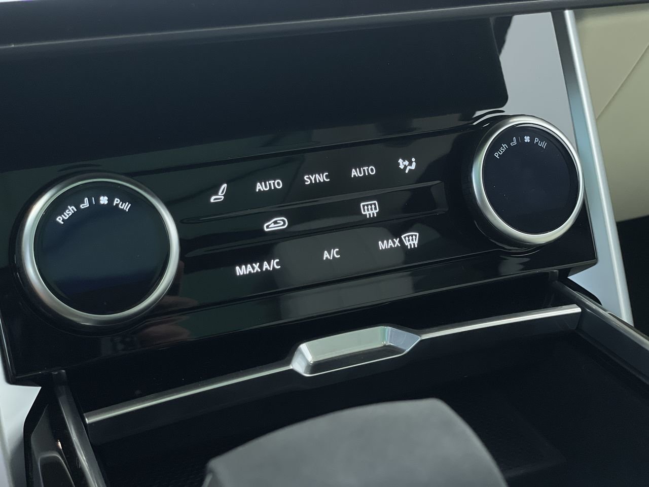 New 2023 Batumi Gold Premium Metallic Land Rover SE SWB image 27