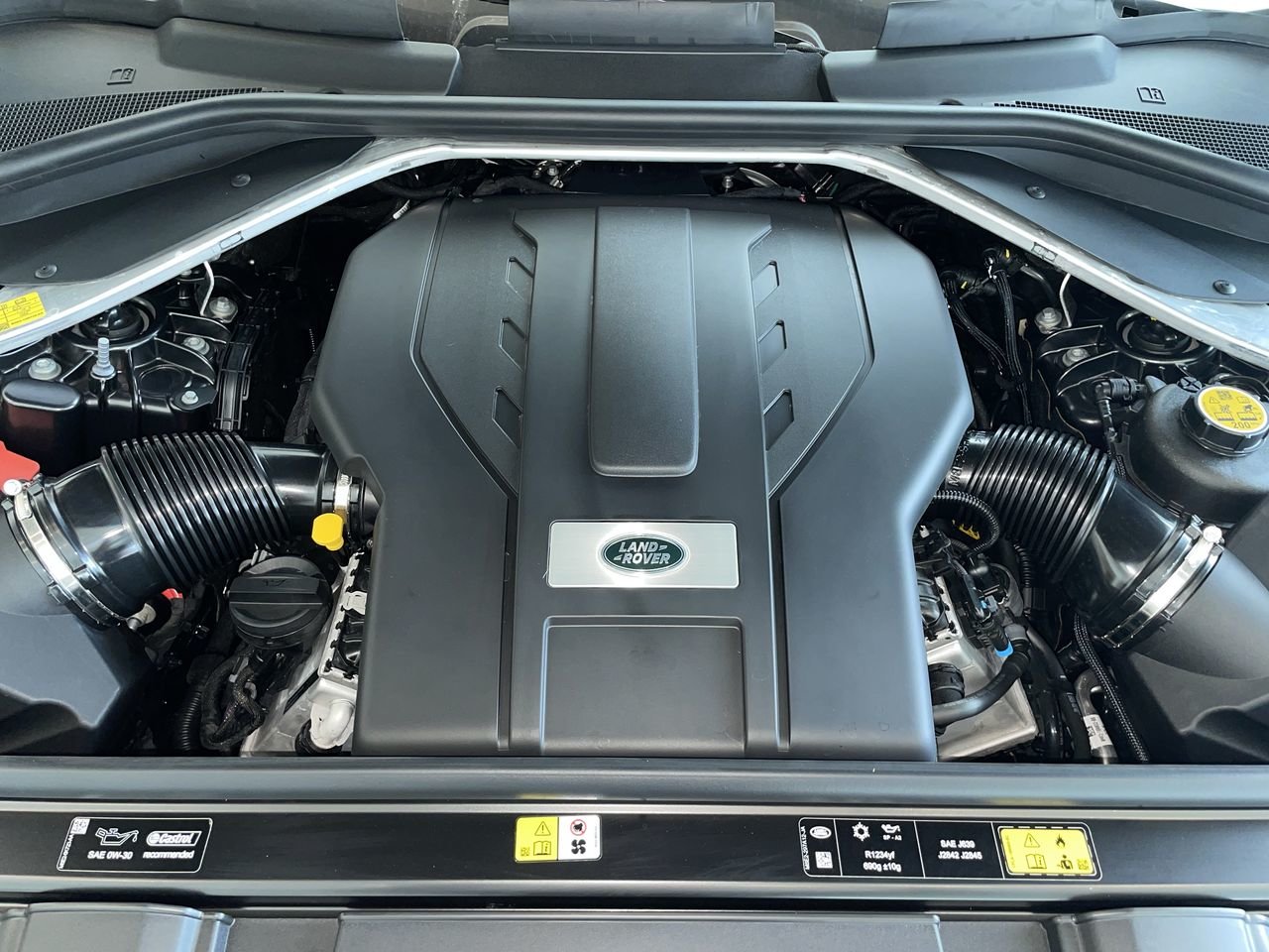 New 2023 Carpathian Grey Premium Metallic Land Rover SE SWB image 34