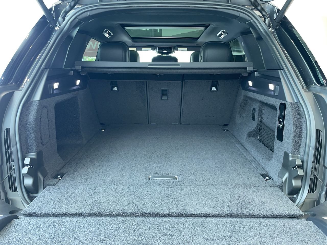 New 2023 Carpathian Grey Premium Metallic Land Rover SE SWB image 32