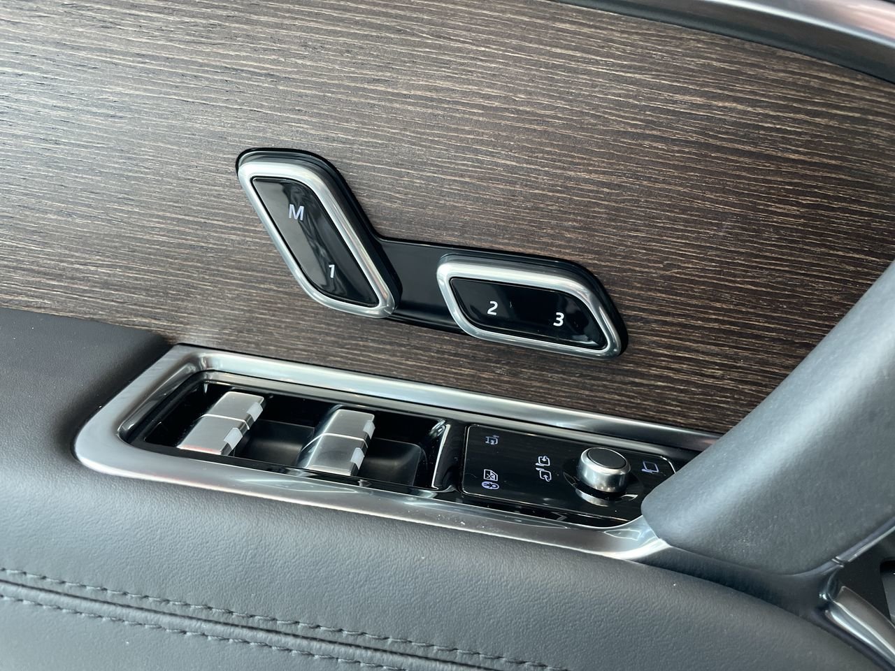 New 2023 Carpathian Grey Premium Metallic Land Rover SE SWB image 20
