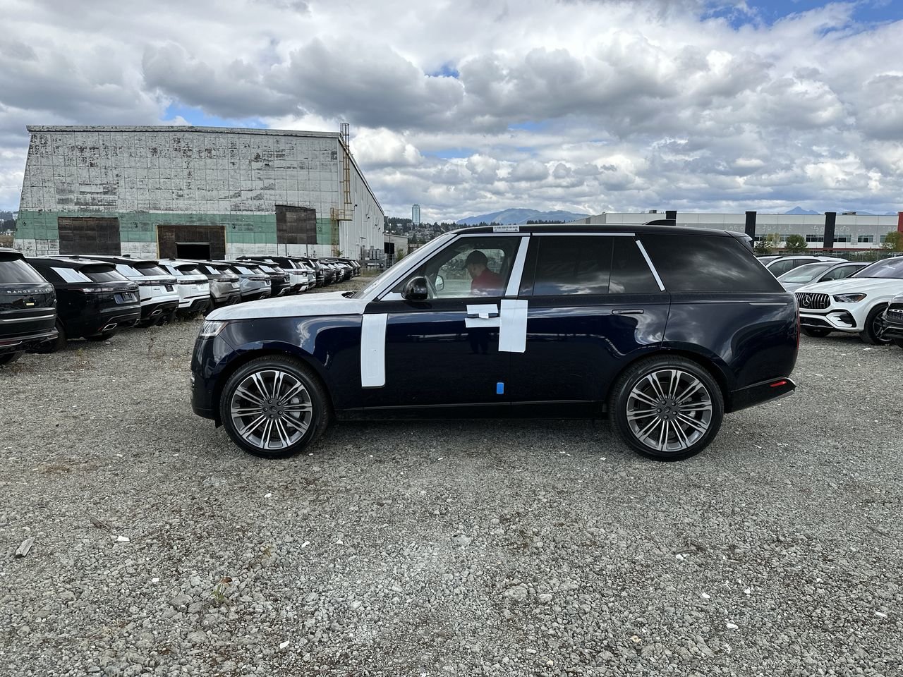 New 2023 Portofino Blue Metallic Land Rover SE SWB image 5