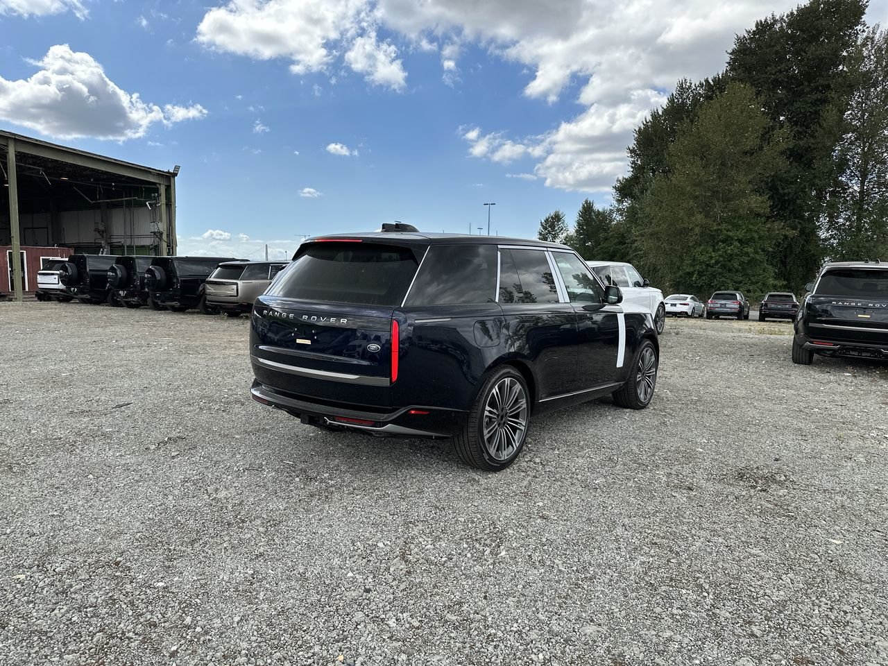 New 2023 Portofino Blue Metallic Land Rover SE SWB image 8