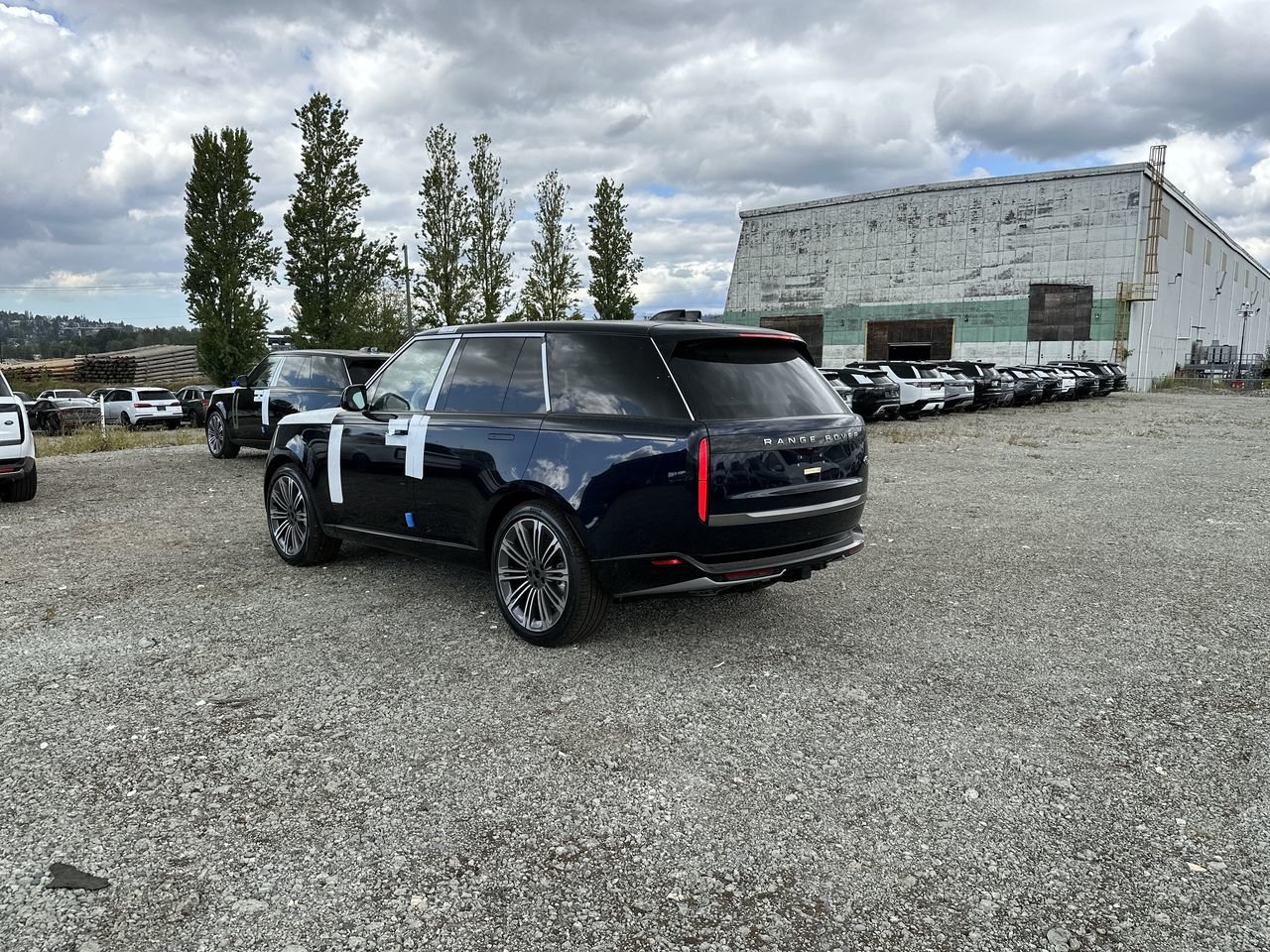 New 2023 Portofino Blue Metallic Land Rover SE SWB image 6